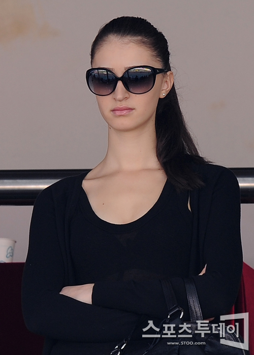 [포토] 라돈치치 부인 알미나 '오늘은 남편이 서브에요'