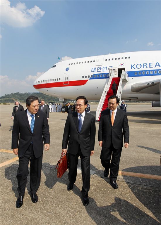 MB의 얼굴이 굳어졌다..'측근비리에 경제위기까지'