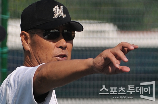 [포토] 지시 내리는 김성근 감독