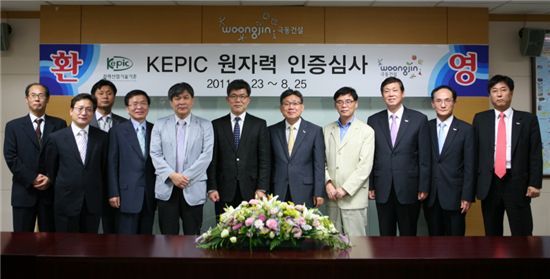 
극동건설 송인회 회장(오른쪽에서 다섯번째)과 윤춘호 대표이사(오른쪽에서 세 번째)가 KEPIC 인증심사에 앞서 심사위원단과 기념촬영을 하고 있다. / 극동건설

