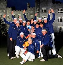  유럽팀이 18번홀 그린에 모여 솔하임컵 우승을 자축하고 있다. 사진=LPGA홈페이지