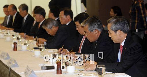 [포토]반값 등록금에 고개숙인 국공립대 총장들?