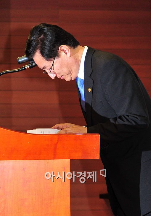 [포토] 고개 숙인 최중경 장관