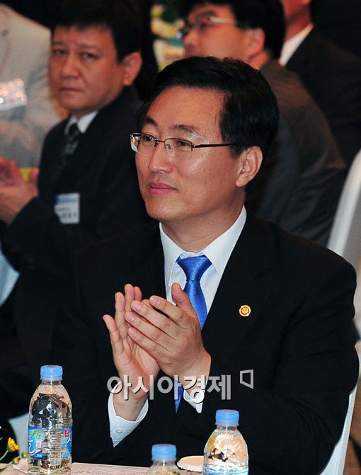 [포토] 박수치는 최중경 장관