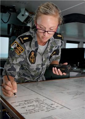 호주 해군 HMAS머메이드호  여성 수병인 니콜 플랭클린이 최근 다윈 근처에서 실시된 화재진압 훈련중  정보를 기록하고 있다.(사진=호주 국방부)