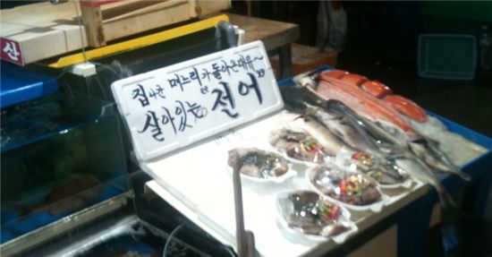 ▲노량진수산시장에 '가을전어'를 알리는 홍보팻말이 붙어있다. 그러나 최근 전어 어획량 감소로 전어가격이 작년과 비교해 50% 이상 오른 가격에 판매되고 있다.