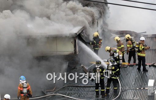 [포토] 화재 진압하는 소방대원들