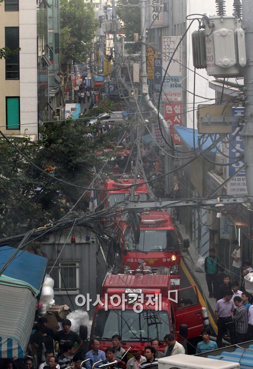 [포토] 좁은 종로골목길, 소방차 진입도 어렵네