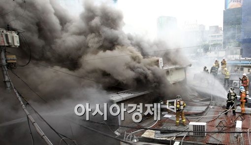 [포토] 화재 진압하는 소방대원들