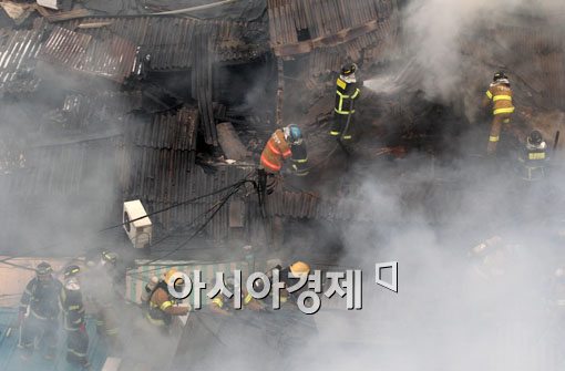 [포토] 화재진압하는 소방대원들