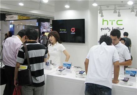 HTC는 지난달 초 강남역 랜드마크 6번 출구에 HTC ‘브랜드존’을 오픈하기도 했다. 고객 접점을 넓혀나가겠다는 게 회사 방침이다.