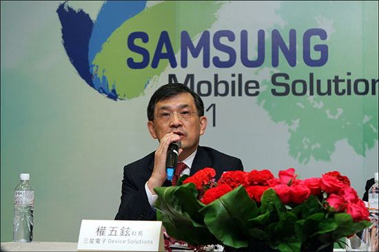 29일 대만 타이베이에서 개최된 '삼성 모바일 솔루션 포럼(Samsung Mobile Solutions Forum) 2011' 이후 열린 내외신 기자간담회에서 권오현 DS사업총괄 사장이 기자들의 질문에 답하고 있다.