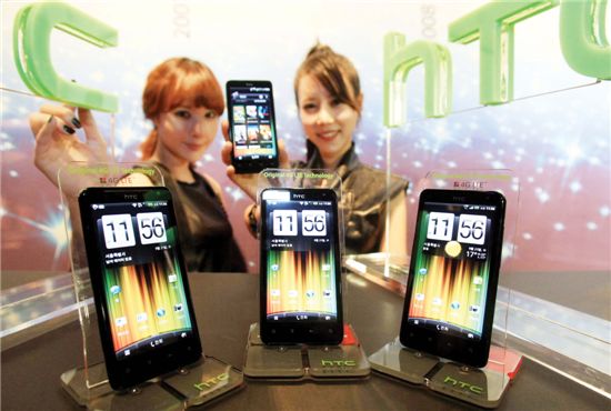 삼성전자에 앞서 HTC가 지난 21일 국내 최초 LTE 스마트폰 ‘레이더 4G’를 선보였다.