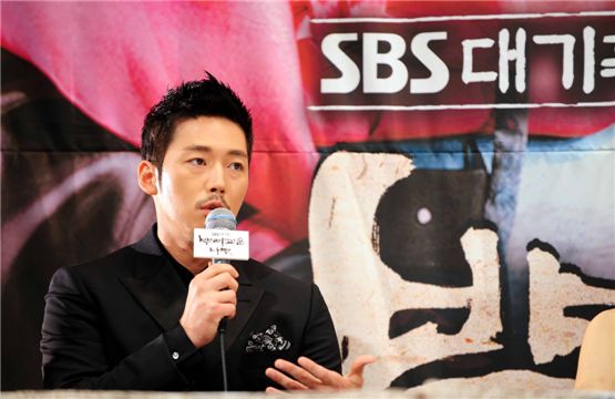 Korean actor Jang Hyuk speaks during the press conference for SBS' new historical series "Deep Rooted Tree" in Seoul, South Korea on September 29, 2011. [SBS]