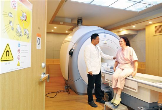 지난달 27일 러시아에서 온 하리자와 타마라씨가 MRI검사 후 의료스텝과 이야기를 나누고 있다.