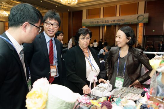 28일 서울 잠실 롯데호텔에서 열린 '해외 유통기업 초청 수출(구매) 상담회'에 참가한 해외 바이어와 관계자들이 상품에 대해 이야기를 나누고 있다. 