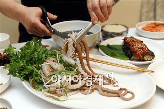 [아시아경제의 건강맛집] 가을낙지, 전어를 비웃다 - 남도음식전문점 '신안촌'