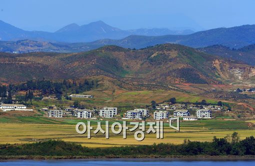 [포토] 황금빛으로 변한 북한 들녘