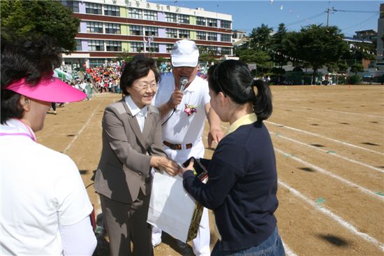 [동정]신연희 강남구청장, 가을 운동회 참석