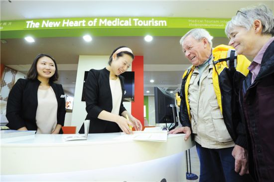 국내 에이전시의 해외환자 유치 수수료가 높아 문제가 지속되는 가운데 한국관광공사의 의료관광센터가 에이전시 기능을 하며 병원과 외국인 환자를 연결시켜 주고 있다.