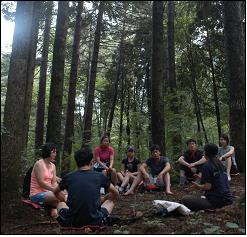 숲속 태교프로그램에 참여하고 있는 임산부 부부들.