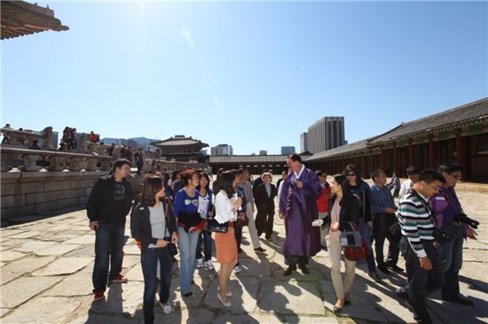 [포토]"여기는 경복궁입니다" 가이드 나선 이참사장