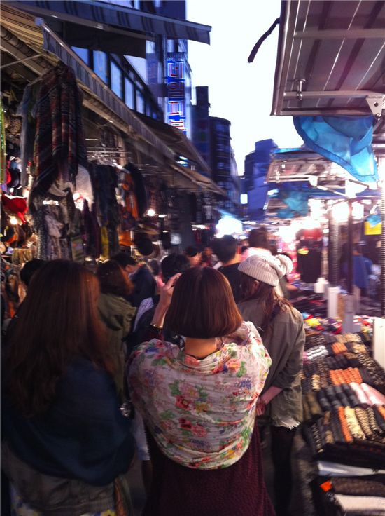 중앙 골목에 이르러서야 제법 붐비는 남대문시장. 일본인 관광객들이 거리를 카메라에 담고 있다