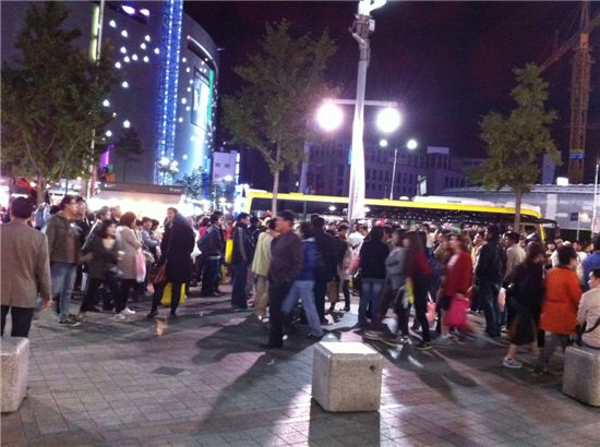 동대문 두산타워 앞에 몰려있는 중국인 관광객들