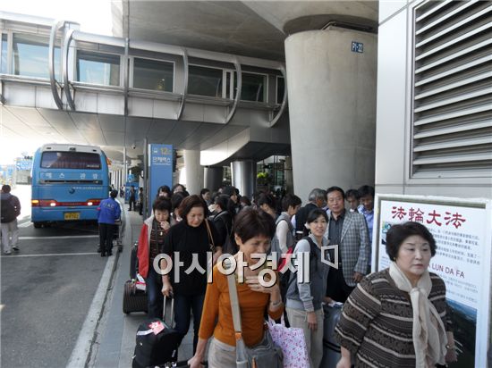 [포토] 중국인 관광객들로 북적이는 인천공항
