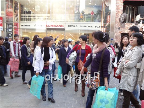 [포토]명동에서 쇼핑하는 중국인 관광객