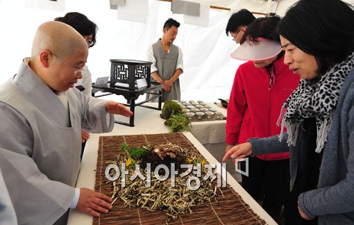 [포토] '사찰음식 한번 맛 보세요~'