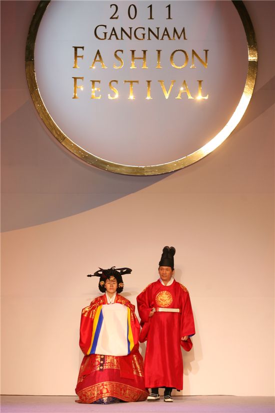 [포토]신연희 강남구청장, 한복 모델 변신 