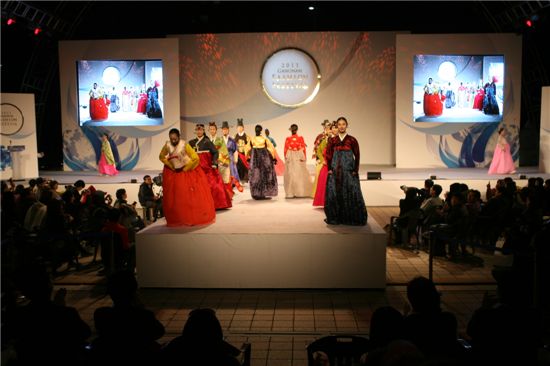 [포토]한복 패션쇼 화려한 워킹