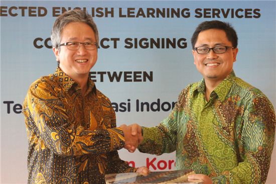 SKT의 육태선 IPE 본부장(왼쪽)과 조디 헤르나디 텔콤 멀티미디어 부문장이 지난 28일 인도네시아 리츠칼튼 호텔에서 스마트러닝 사업인 CELS 서비스 런칭에 대한 계약을 체결했다.