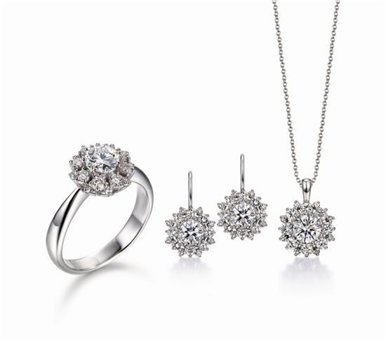 로맨틱한 디자인이 돋보이는 반지, 귀고리, 목걸이 세트. 골든듀 제품. 