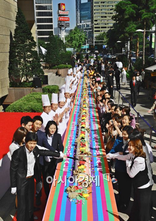 [포토]롯데백화점 창립 32주년 '32m 롤케이크'