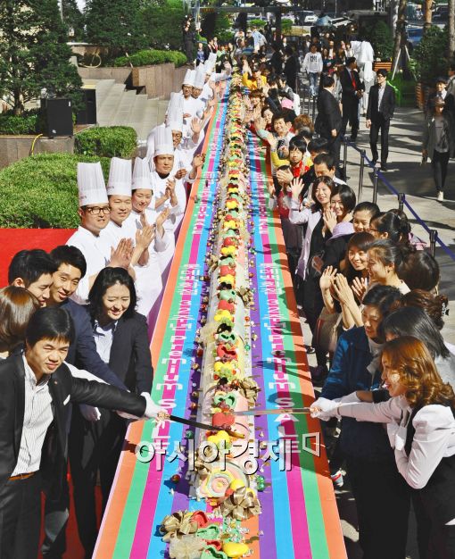 [포토]롯데백화점, 기네스 롤케이크 구경하세요!