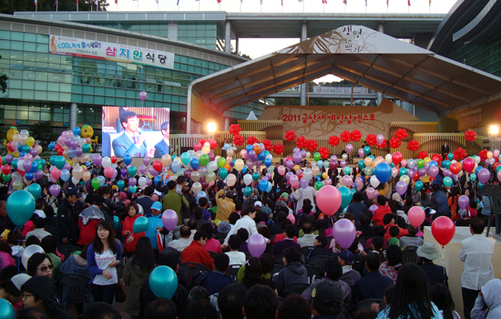 2일 '2011금산세계인삼엑스포' 폐막식에서 관람객들이 풍선 퍼포먼스를 하는 장면. 1000여 풍선이 하늘을 치솟았다.