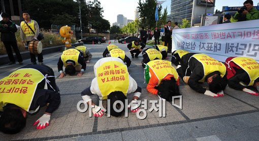[포토] 농민대표 한미FTA 저지 삼보일배