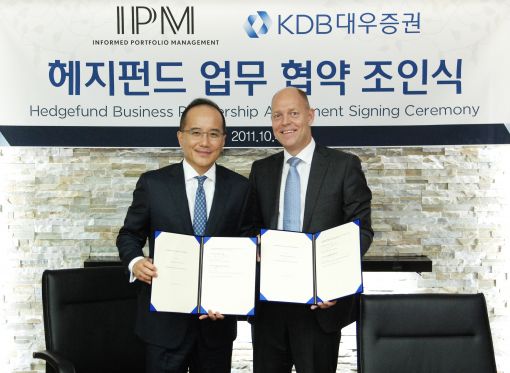 KDB대우증권 박동영 부사장(GM부문 대표, 왼쪽)과 IPM 라스 에릭슨(Lars Ericsson) 부사장(오른쪽)이 4일(화) 서울 여의도 KDB대우증권 본사에서 전략적 파트너십을 위한 업무협약을 체결하는 모습.