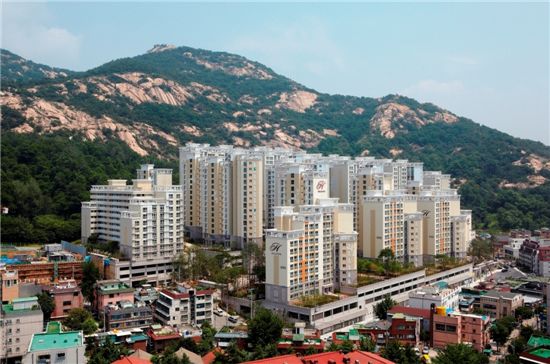 지난해 8월 입주해 서울 은평지역 랜드마크 단지로 자리매김한 '북한산 힐스테이트3차' 아파트 전경.