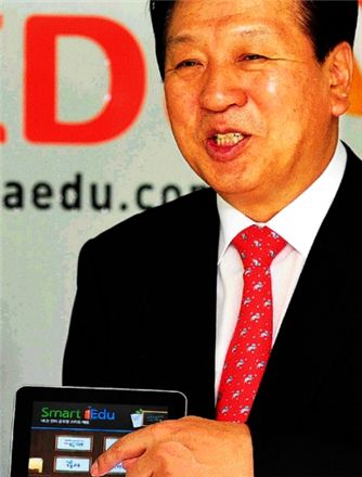 문상주 회장이 미래교육의 핵심인 스마트러닝 시스템 '스마트 에듀'를 가리키며 설명하고 있다.

