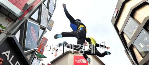 [포토] 도심속에서 펄치는 액션 퍼포먼스