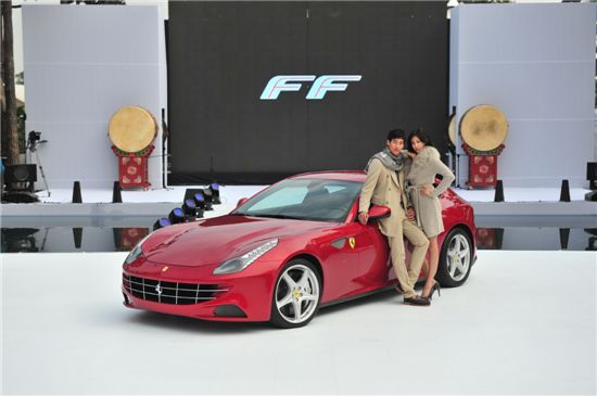 페라리 최초 4륜 4인승 'FF' 국내 출시