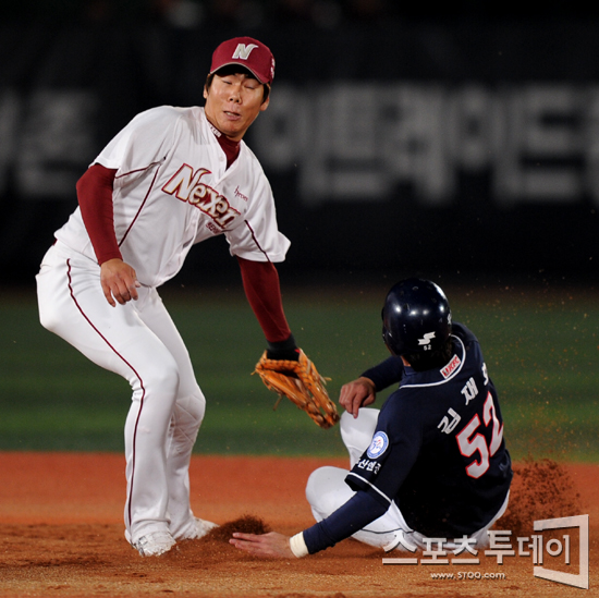 [포토] 강정호 '태그하는 글러브에는 공이 없었다'