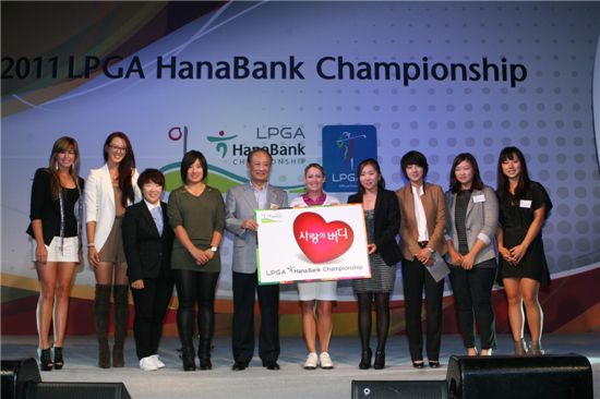 ▲지난 5일 인천 하얏트리젠시 호텔에서 열린 공식 환영 만찬식장에서 '사랑의 버디' 행사에 동참하기로 하고 김승유 미소금융중앙재단 이사장(왼쪽 다섯번째)과 함께 기념 촬영을 한 LPGA 하나은행 챔피언십 출전 선수들.
