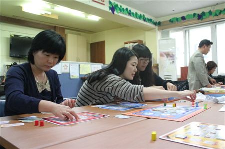 5일 인천지역에서 참가한 공부방 교사들이 경제교육 콘테츠인 '가계와 소비' 보드게임을 시범적으로 해보고 있다.