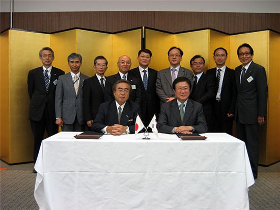 5일 박상진(앞줄 우측) 삼성SDI 박상진 대표와 타케다(앞줄 좌측) 니치콘 회장이 일본 교토시에 위치한 니치콘 본사에서 가정용 ESS 독점공급 계약을 체결했다. 