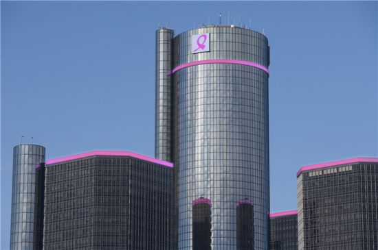 미국 디트로이트에 위치한 GM 본사 건물에 장식된 핑크리본.