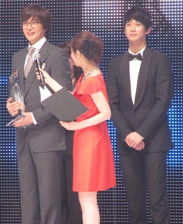 Hallyu star Bae Yong-joon (left) and Kim Soo-hyun (right) at the 'SkyPerfect TV Award 2011' in Tokyo, Japan on October 5, 2011. [Sankei Sports]